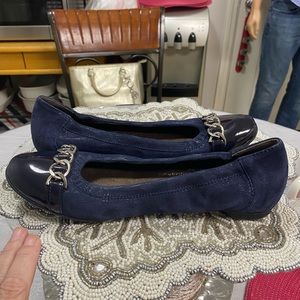 AGL chain link design, blue w/ black patent cap toe ballet flat Sz. 9 (39)